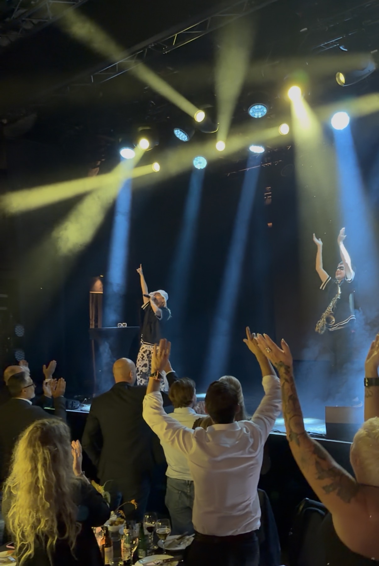 Linnea Källström och saxofonist engagerar publiken från scenen